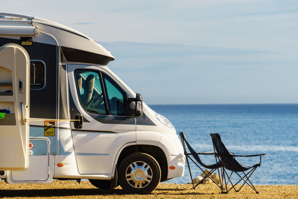 Camper aan zee strandstoelen. Schorsen van je camper opheffen