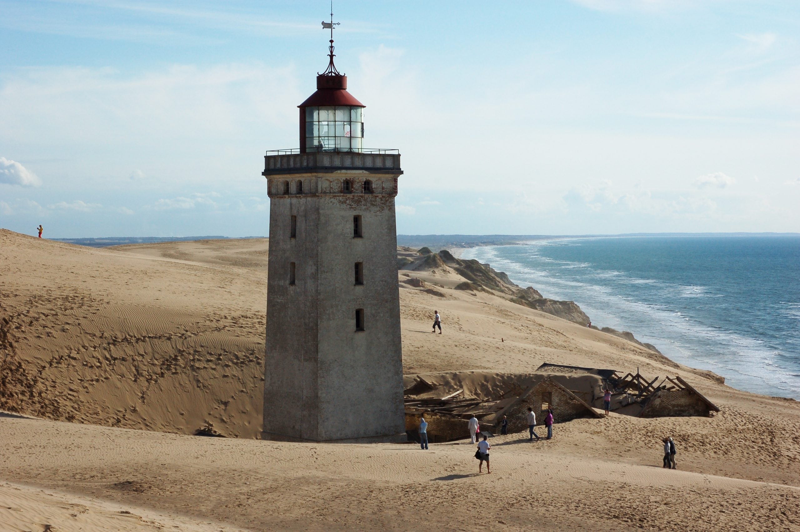 De Rubjerg Knude vuurtoren in een zandduin.