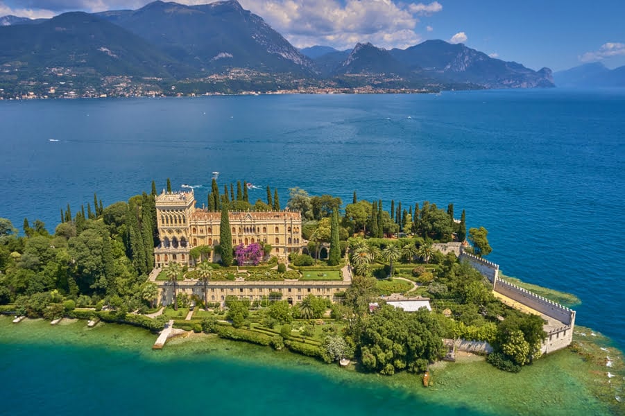 uitzicht op Isola del Garda, het grootste eiland in het Gardameer