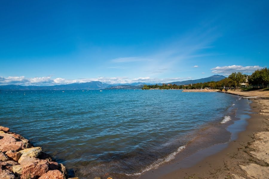 het strand van Lazise